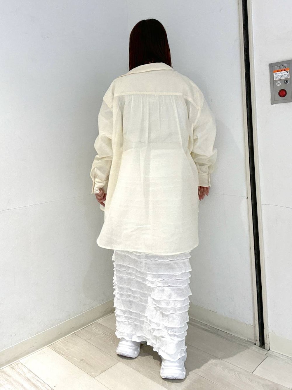 ホワイト系のスカート、ホワイト系のスニーカー、グレー系のTシャツ/カットソーを着用したレディースの春コーディネートの4枚目の写真