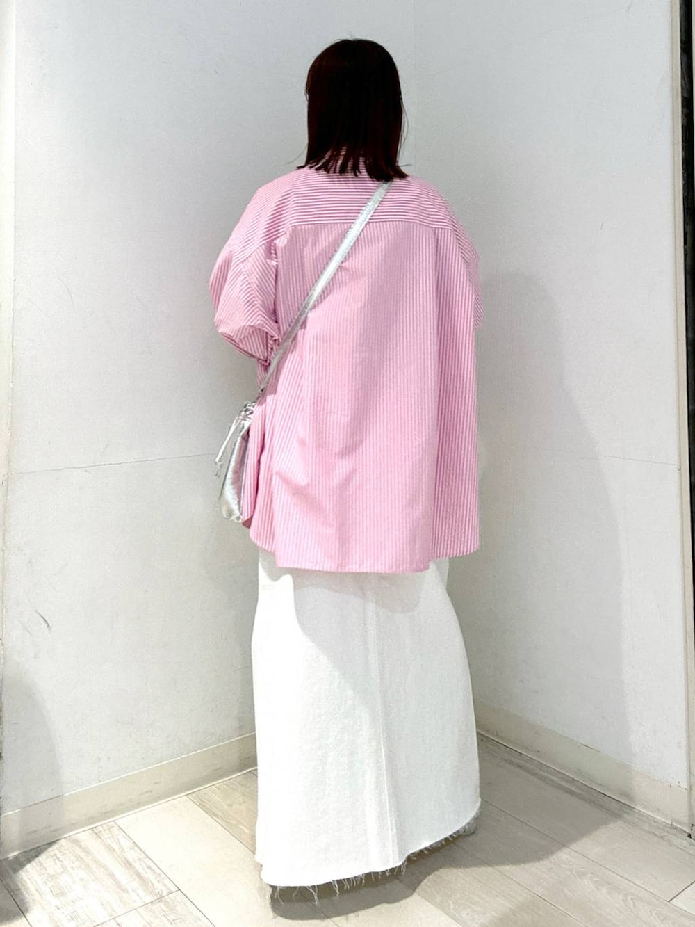 ホワイト系のスカート、ピンク系のシャツ/ブラウス、シルバー系のバレエシューズを着用したレディースの春コーディネートの2枚目の写真