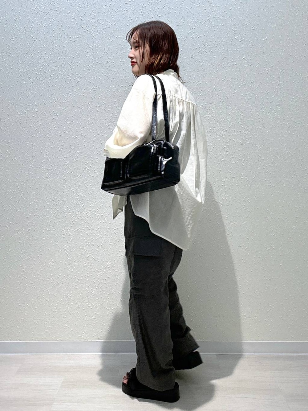 ブラック系のサンダル、グレー系のカーゴパンツ、ブラック系のタンクトップを着用したレディースの夏コーディネートの4枚目の写真