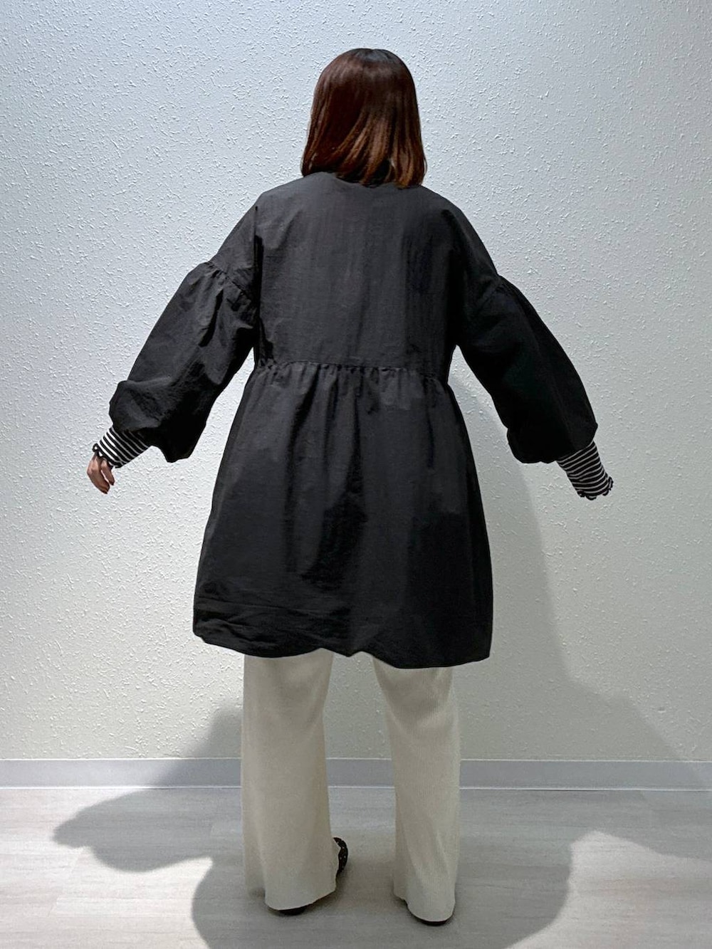 ブラック系のTシャツ/カットソー、ブラック系のワンピースを着用したレディースの春コーディネートの3枚目の写真