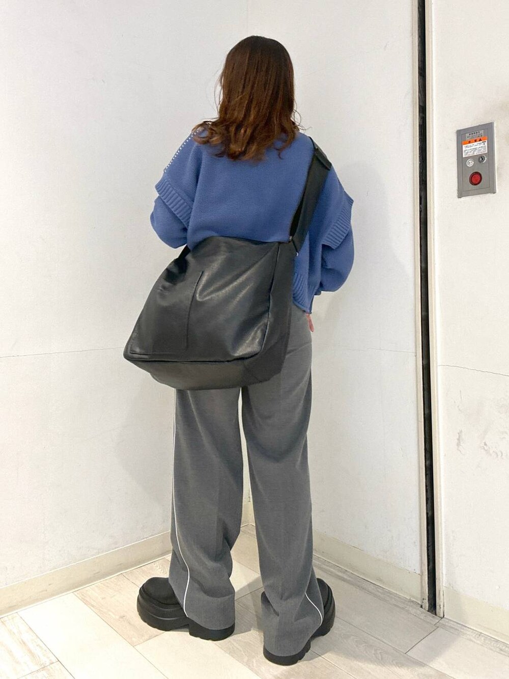 ブラック系のボディバッグ/ウエストポーチ、グレー系のその他パンツ、ブルー系のTシャツ/カットソーを着用したレディースの冬コーディネートの3枚目の写真