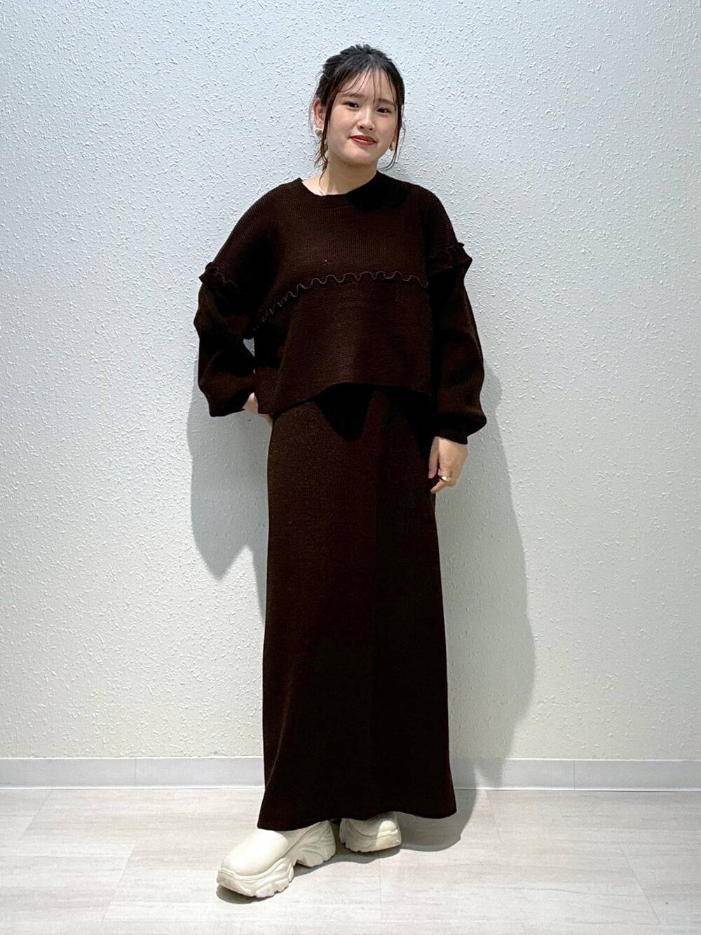 ブラウン系のワンピース、ゴールド系のチョーカーを着用したレディースの秋コーディネートの2枚目の写真