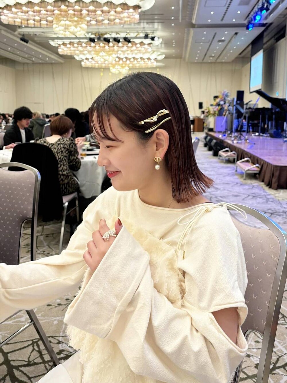 ピンク系のトートバッグ、ブルー系のデニムパンツ、ホワイト系のリングを着用したレディースの春コーディネートの3枚目の写真