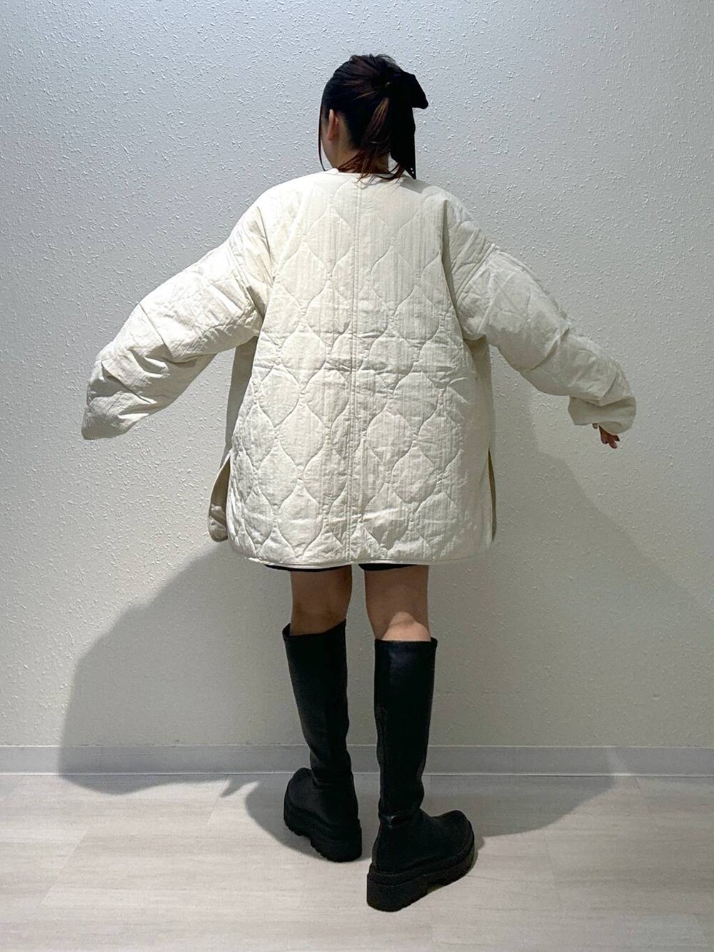 ホワイト系のブルゾン、ホワイト系のニット/セーター、ブラック系のその他パンツを着用したレディースの秋コーディネートの3枚目の写真