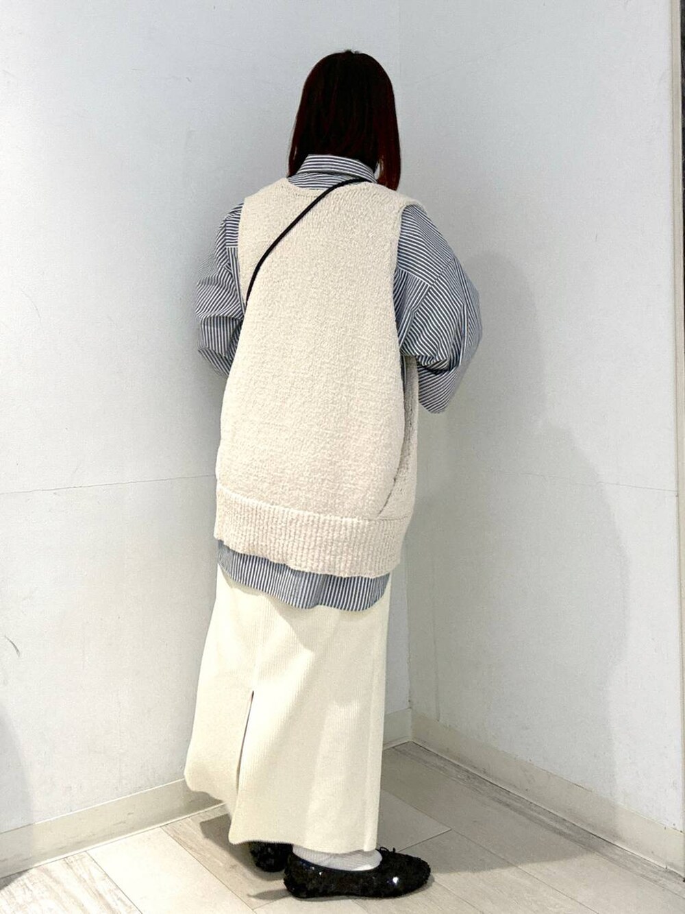 ホワイト系のスカート、ブラック系のショルダーバッグ、ブラック系のバレエシューズを着用したレディースの春コーディネートの3枚目の写真