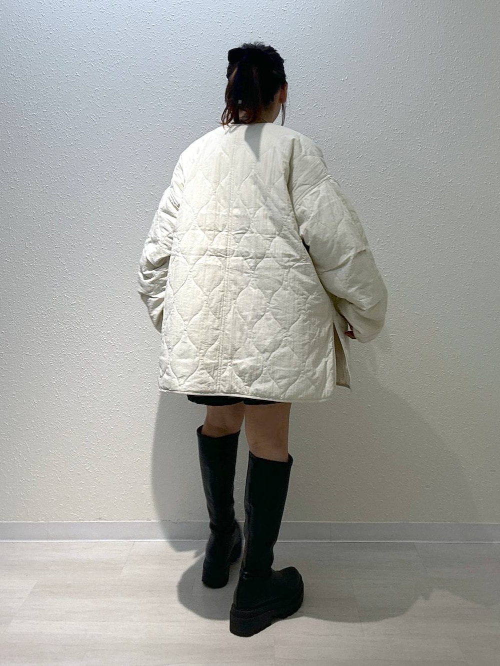 ホワイト系のブルゾン、ホワイト系のニット/セーター、ブラック系のその他パンツを着用したレディースの秋コーディネートの2枚目の写真