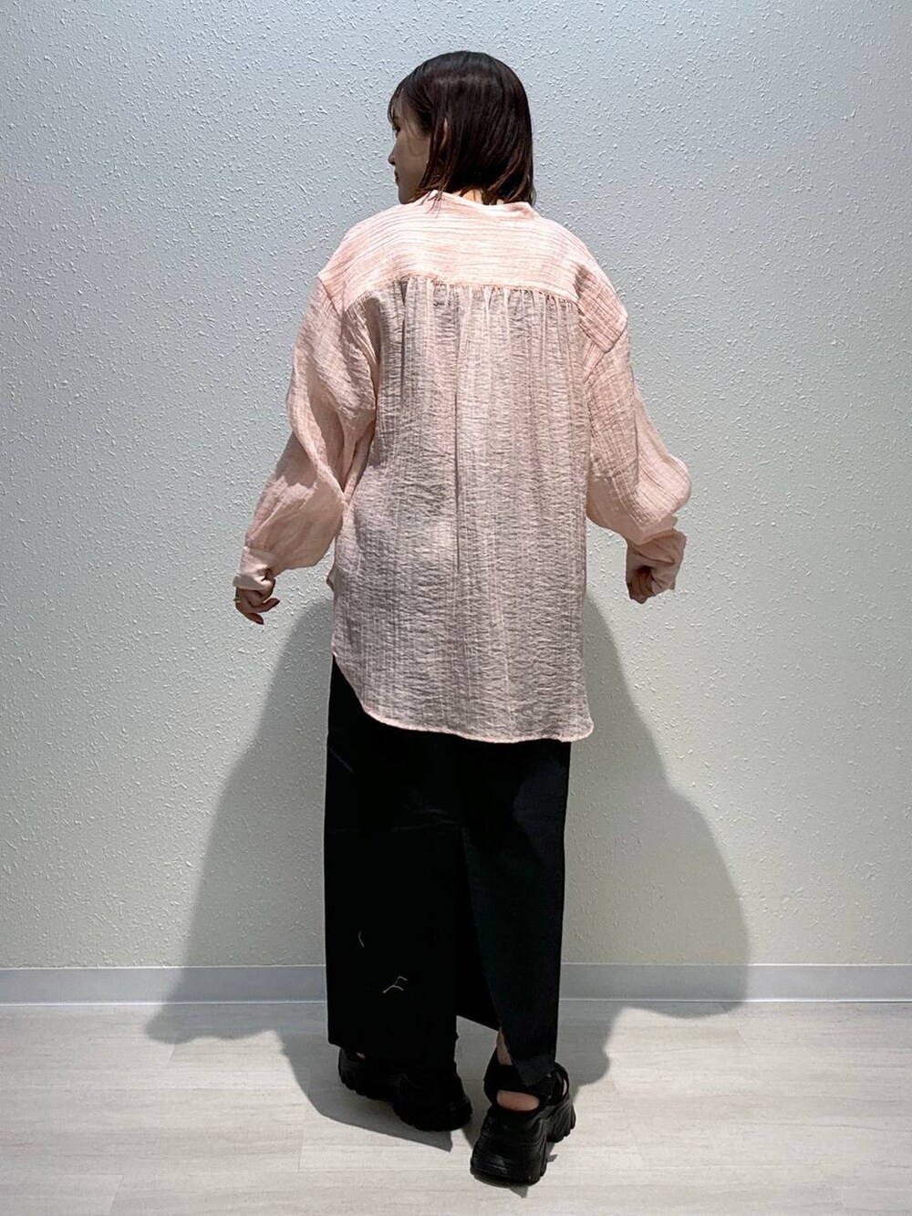 ブラック系のスカート、ブラック系のタンクトップ、ピンク系のシャツ/ブラウスを着用したレディースの春コーディネートの3枚目の写真