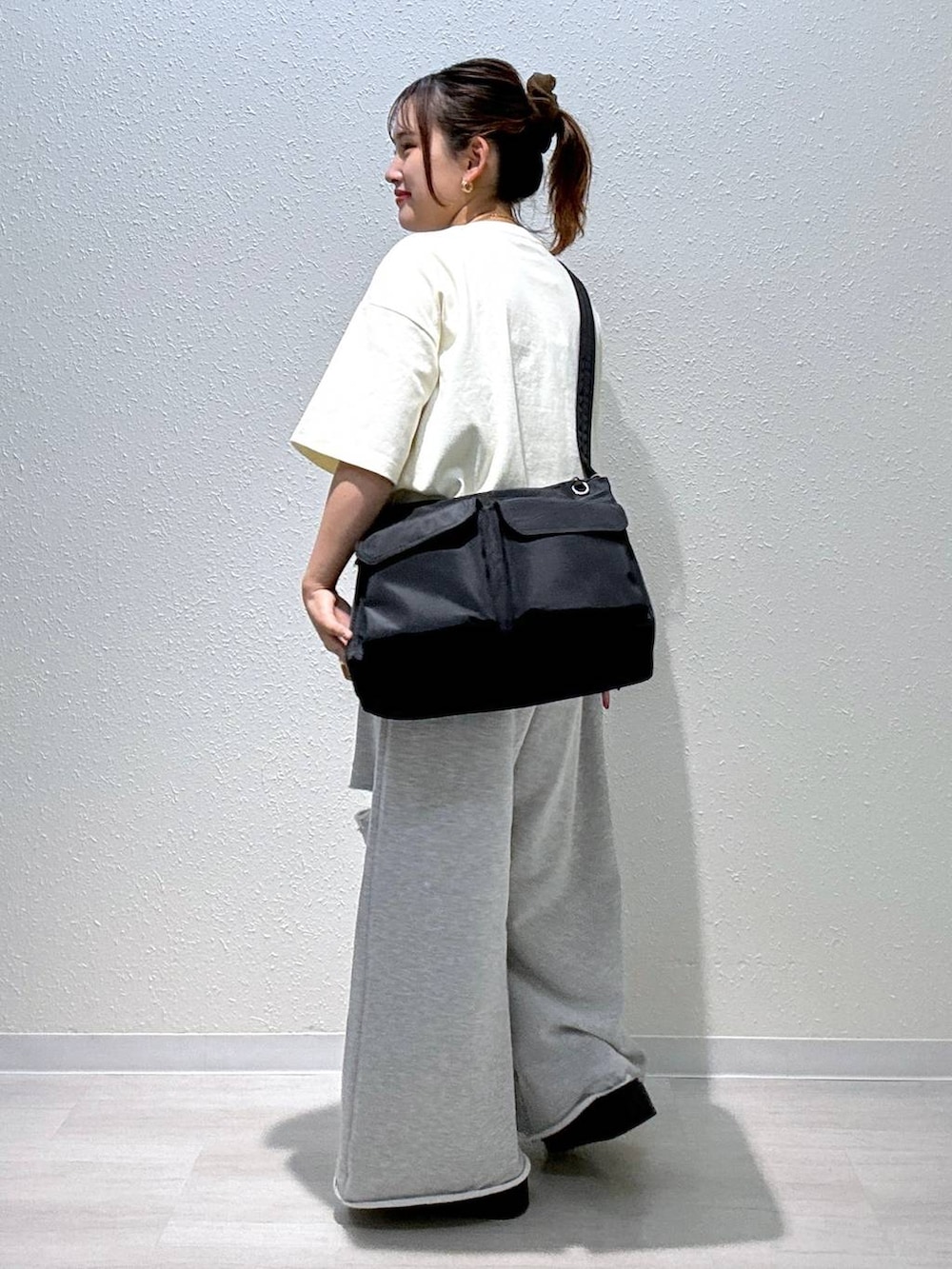 ブラック系のサンダル、ホワイト系のTシャツ/カットソー、ブラック系のショルダーバッグを着用したレディースの夏コーディネートの4枚目の写真