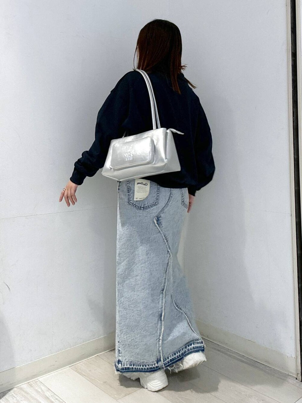 ホワイト系のキャミソール、ブルー系のスカート、ブルー系のスウェットを着用したレディースの秋コーディネートの4枚目の写真