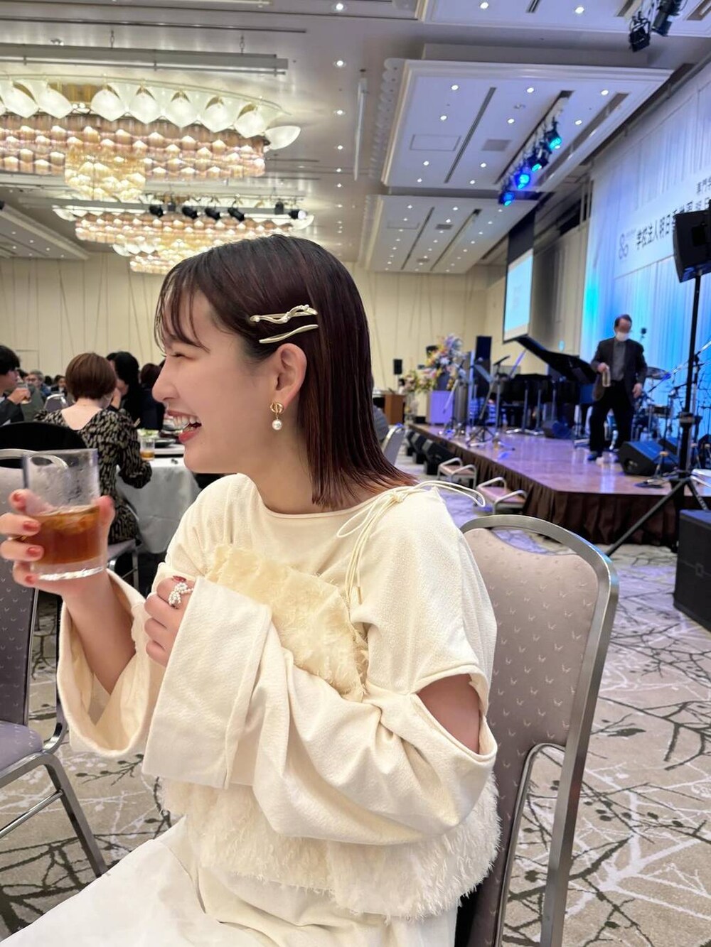 ピンク系のトートバッグ、ブルー系のデニムパンツ、ホワイト系のリングを着用したレディースの春コーディネートの2枚目の写真