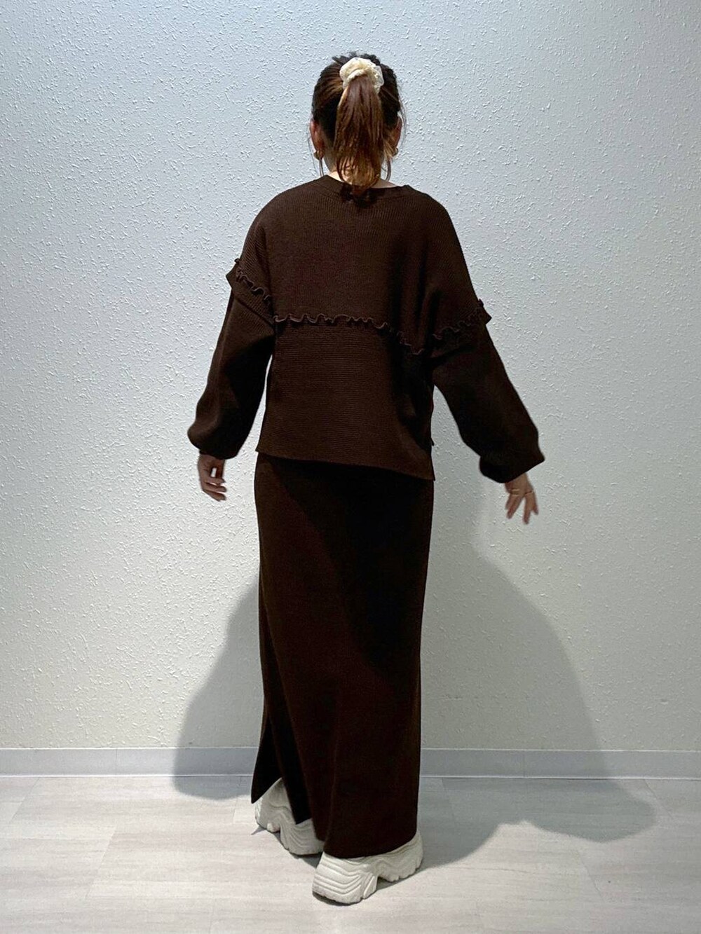 ブラウン系のワンピース、ゴールド系のチョーカーを着用したレディースの秋コーディネートの4枚目の写真