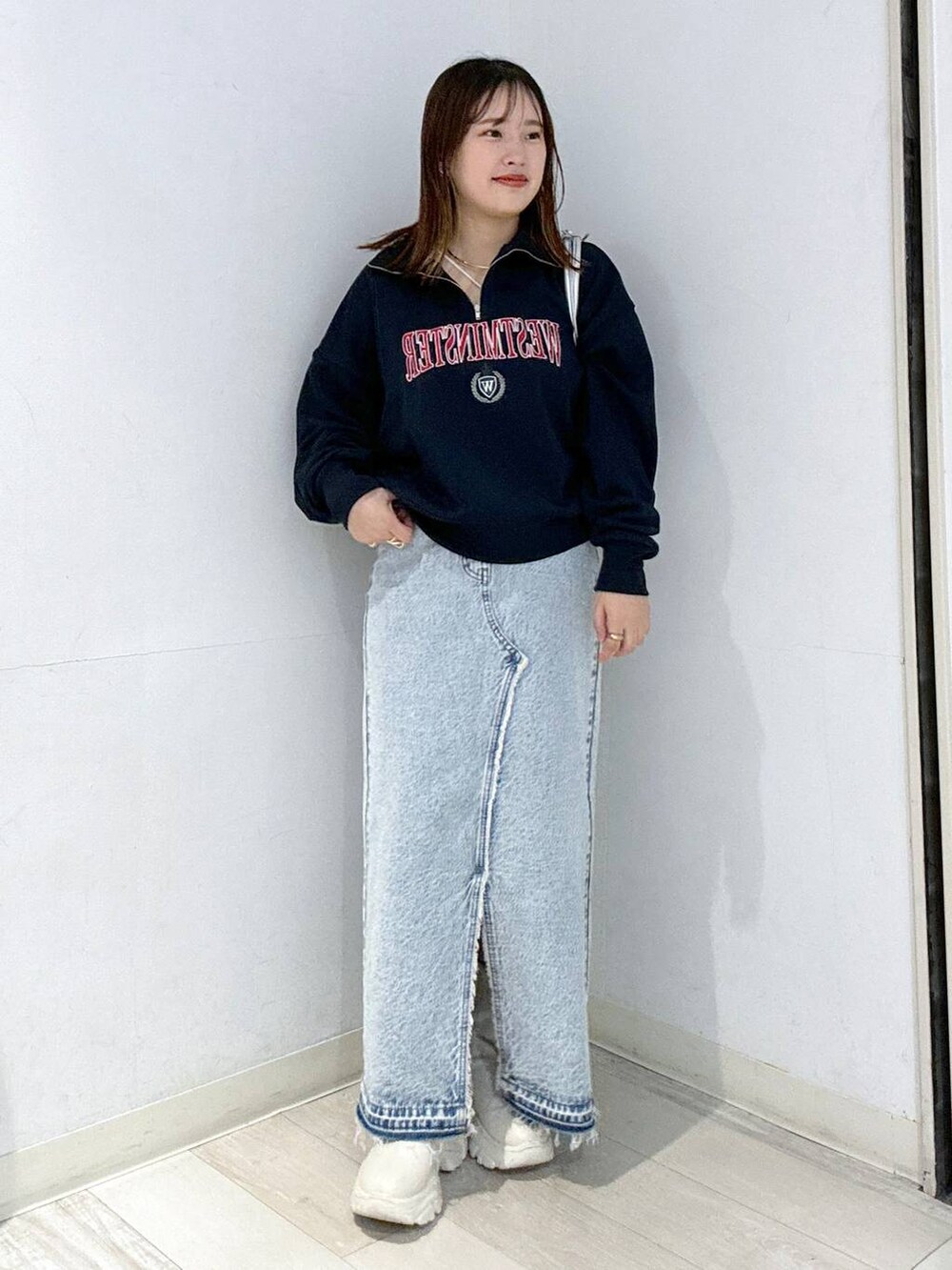 ホワイト系のキャミソール、ブルー系のスカート、ブルー系のスウェットを着用したレディースの秋コーディネートの2枚目の写真