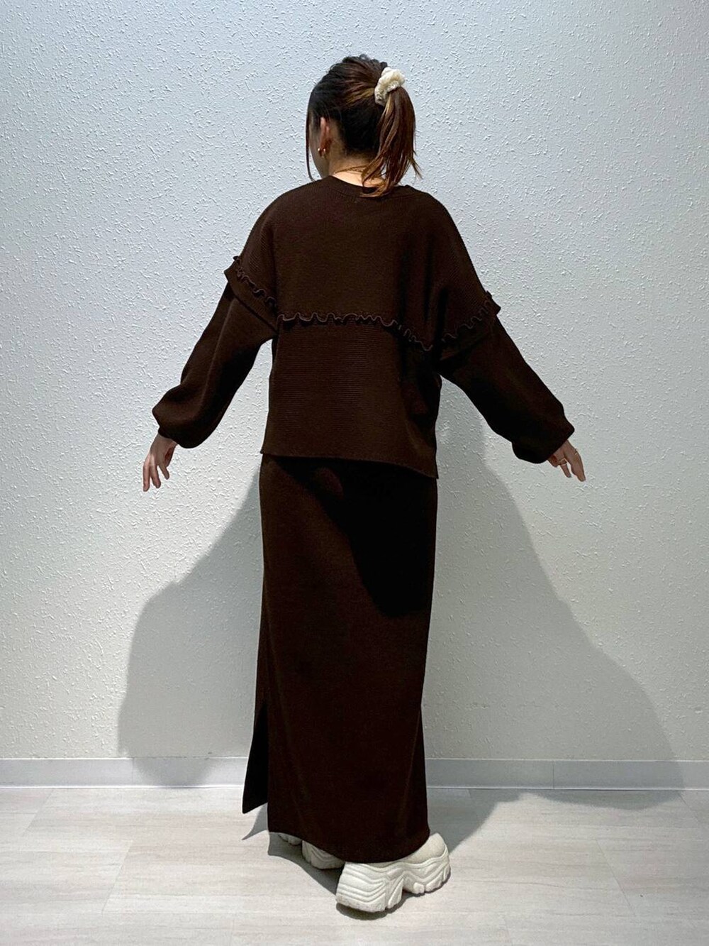 ブラウン系のワンピース、ゴールド系のチョーカーを着用したレディースの秋コーディネートの3枚目の写真