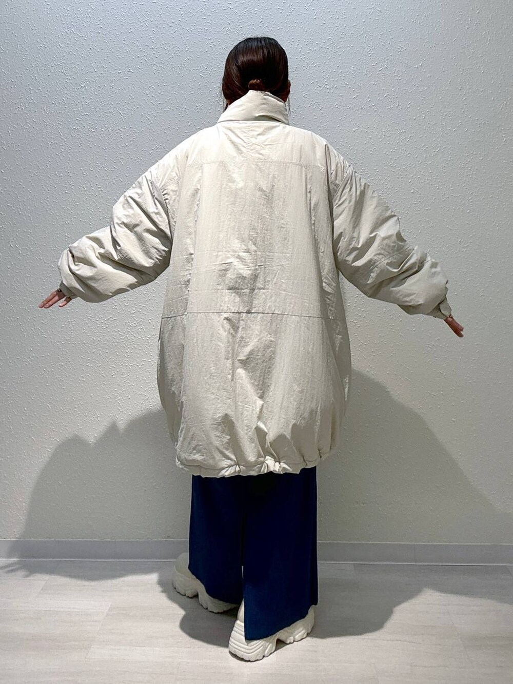 ブルー系のスカート、ホワイト系のその他アウター、ホワイト系のブーツを着用したレディースの秋コーディネートの3枚目の写真