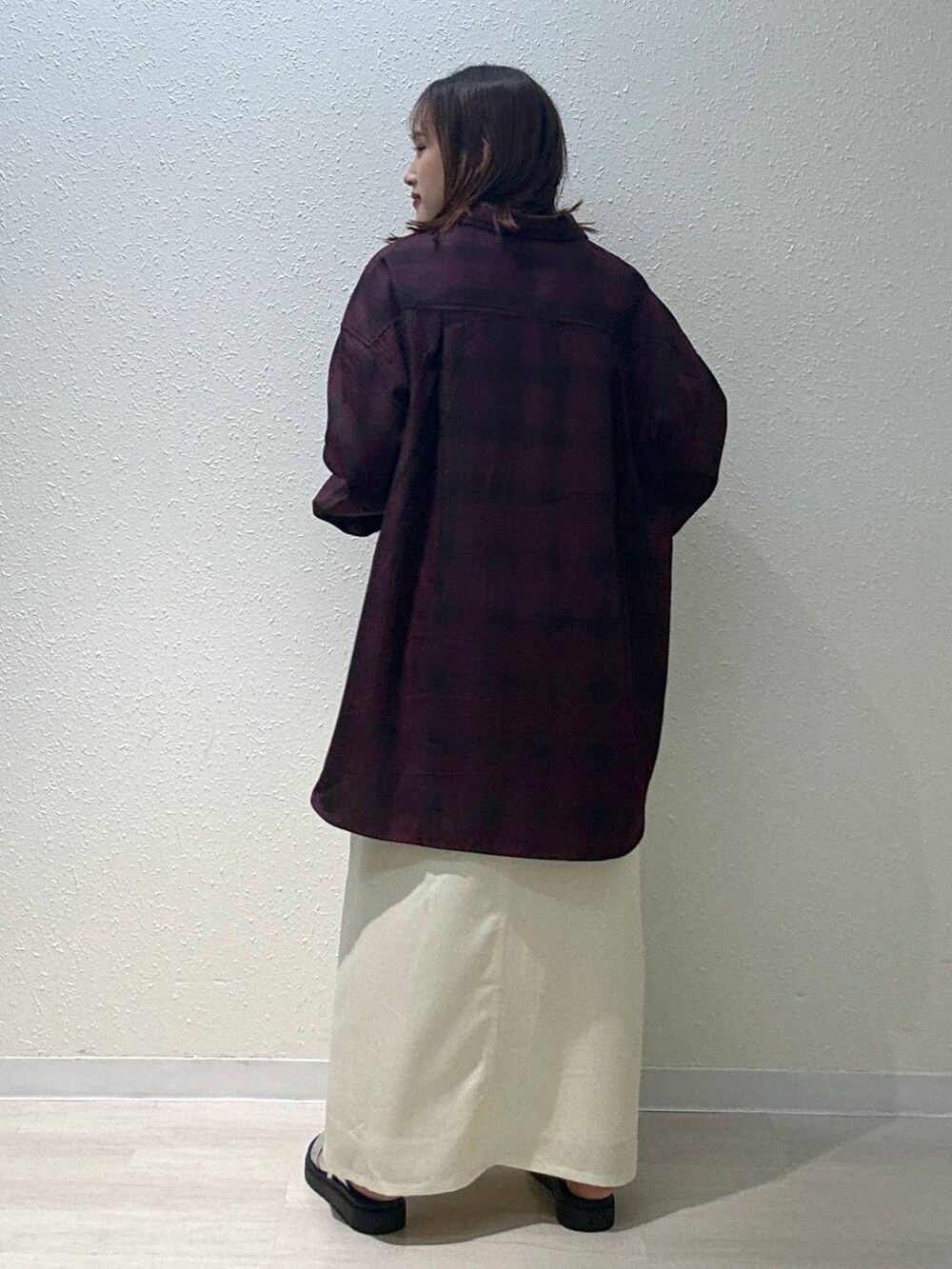 レッド系のシャツ/ブラウス、シルバー系のスニーカー、ホワイト系のスカートを着用したレディースの秋コーディネートの3枚目の写真