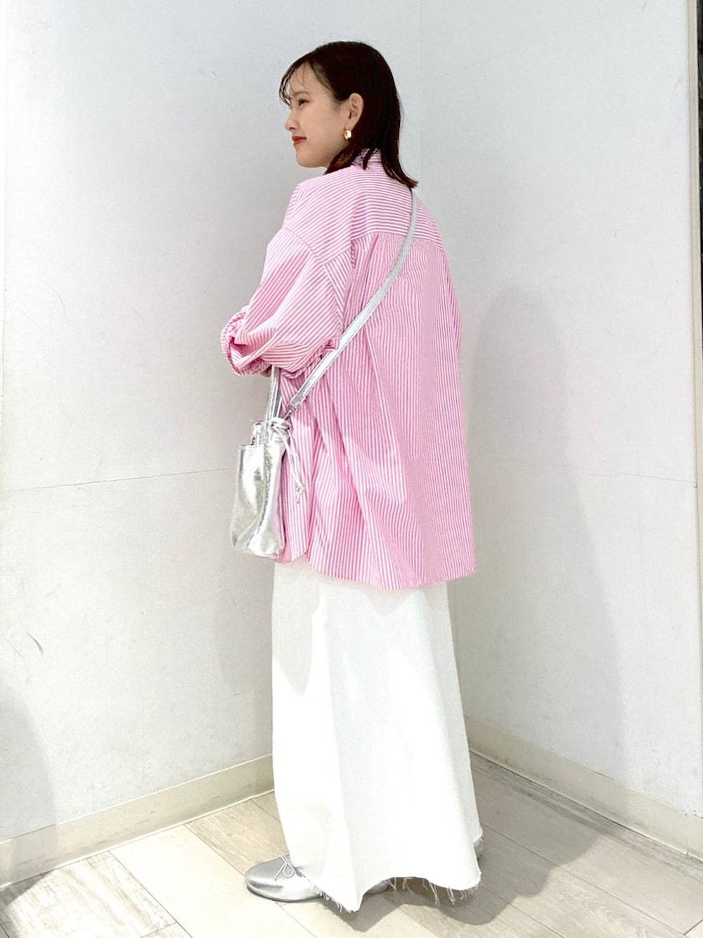ホワイト系のスカート、ピンク系のシャツ/ブラウス、シルバー系のバレエシューズを着用したレディースの春コーディネートの3枚目の写真