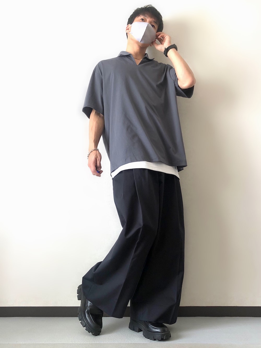 「春夏コーデ、シンプルコーデ、プチプラコーデ、大人カジュアル、厚底シューズ、モノトーン、GU、UNIQLO、きれいめカジュアル、ワイドパンツ、スキッパーシャツ、タンクトップ、ネックレス、オーバーサイズ、ショルダーバッグ」|「UNIQLOのアイテム(ポロシャツ、グレー系)」を使った、takeさん(メンズ・173cm)の春コーディネートの2枚目の写真