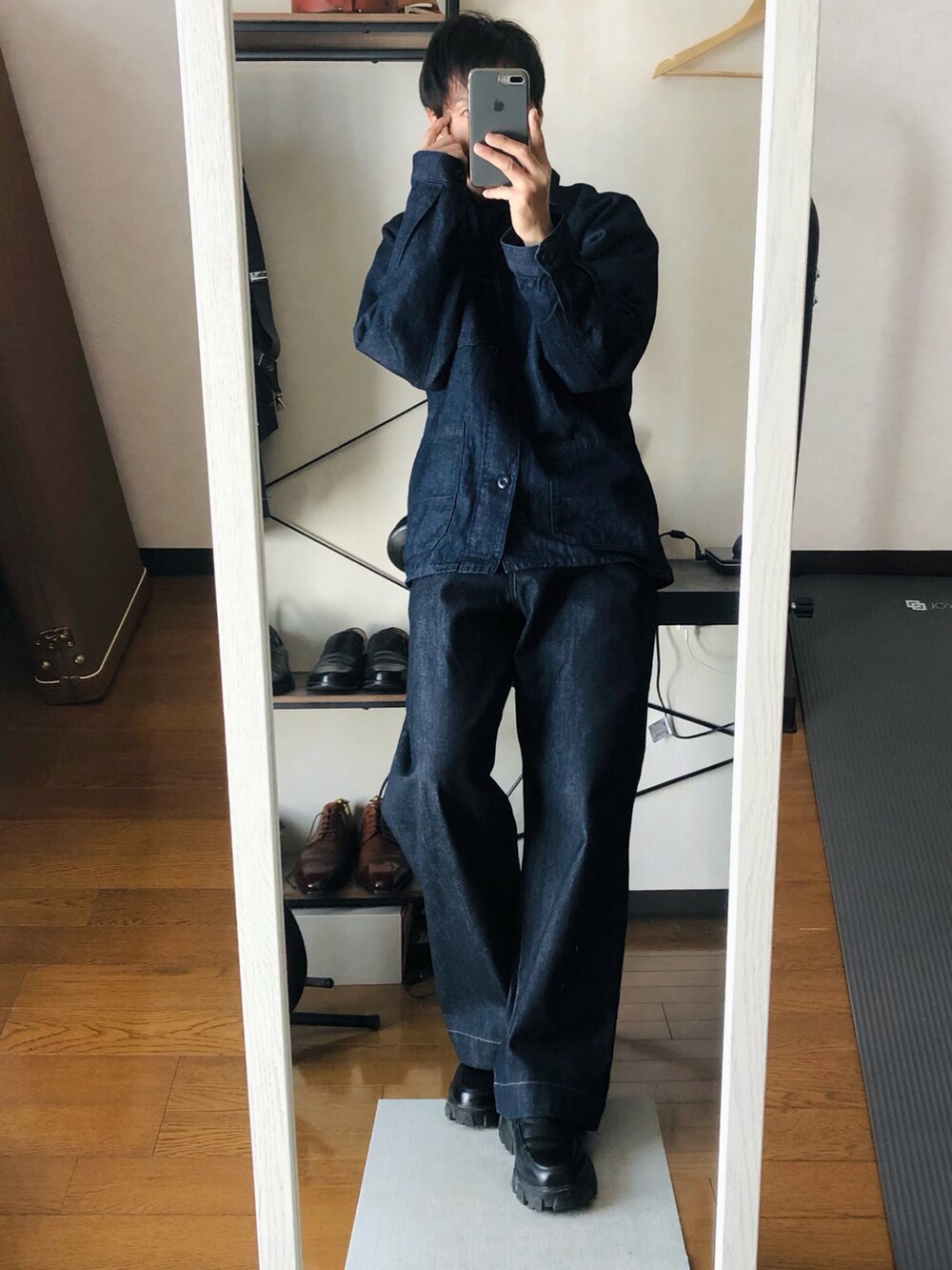 「春服デビュー宣言、春コーデ、シンプルコーデ、大人カジュアル、プチプラ、きれいめカジュアル、WYM、UNIQLO、イヤーカフ、セットアップ、デニムセットアップ、厚底シューズ、デニムジャケット、デニムパンツ、ワントーンコーデ」｜「LOVEHUNTERの厚底トラックソールシューズ（ドレスシューズ、ブラック系）」を使った、takeさん（メンズ・173cm）の春コーディネートの3枚目の写真