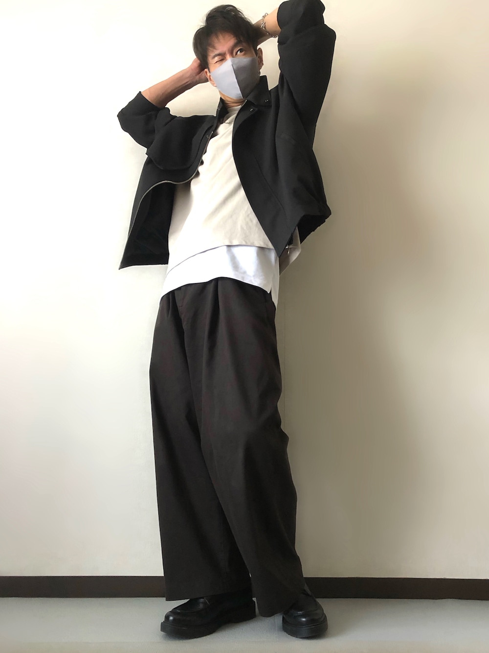 「春コーデ、厚底シューズ、腕まくり、ワイドパンツ、レイヤードスタイル、アースカラー、タンクトップ、ミリタリージャケット、大人カジュアル、プチプラコーデ、WYM、GU、モノトーンコーデ」｜「YArKAの【YArKA/ヤーカ】silver925 pole line ear cuff /シンプルイヤーカフ シルバー925（イヤーカフ、シルバー系）」を使った、takeさん（メンズ・173cm）の春コーディネートの2枚目の写真