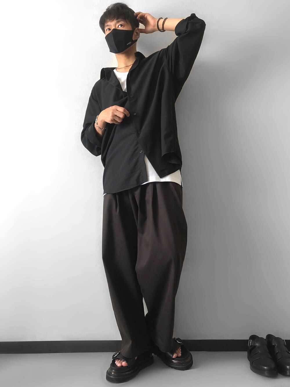 「きれいめカジュアル、厚底サンダル、サンダル、ワイドパンツ、シャツスタイル、シアーシャツ、タンクトップ、レイヤードスタイル、プチプラ、大人カジュアル、WYM、休日スタイル、春夏コーデ、夏コーデ、着回しコーデ」｜「GUのシアーオーバーサイズシャツ  09 BLACK  SIZE:L（シャツ/ブラウス、ブラック系）」を使った、takeさん（メンズ・173cm）の夏コーディネートの2枚目の写真