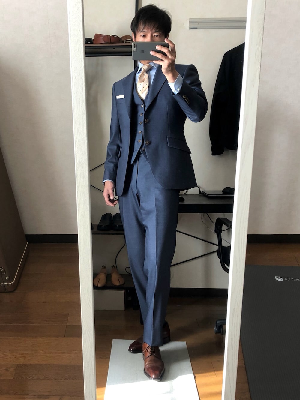 「二次会、ビジネススタイル、サントーニ、結婚式、スリーピース、ネイビースーツ、ブルーグレー、革靴、Canonico、UNIQLO、オーダースーツ、Santoni、スーツ、カノニコ、ドレスシューズ」|「Santoniのサントーニ(ドレスシューズ、ブラウン系)」を使った、takeさん(メンズ・173cm)の春コーディネートの2枚目の写真