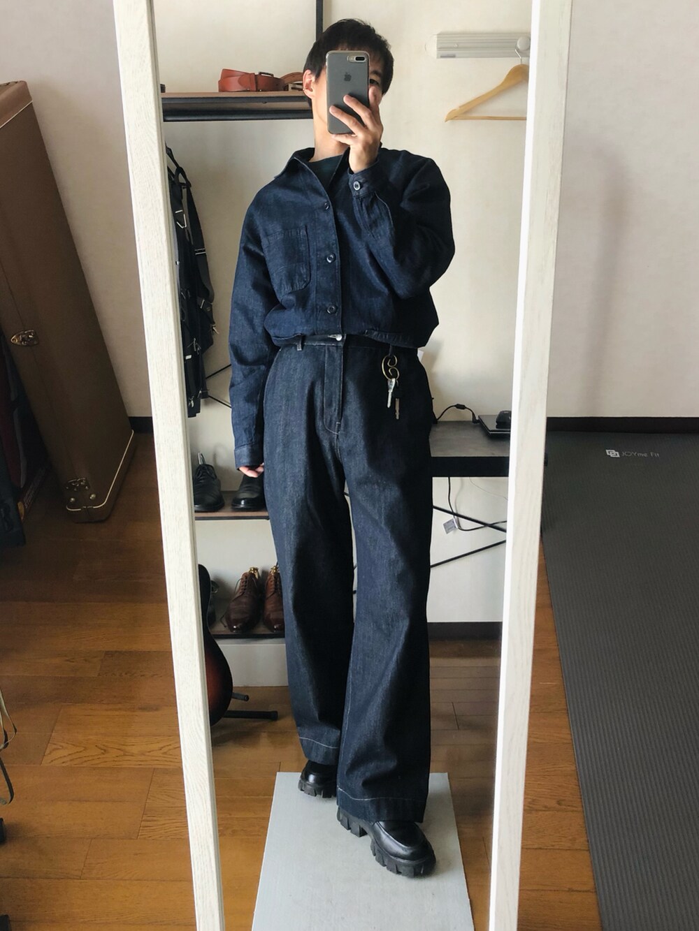 「春服デビュー宣言、春コーデ、シンプルコーデ、大人カジュアル、プチプラ、きれいめカジュアル、WYM、UNIQLO、イヤーカフ、セットアップ、デニムセットアップ、厚底シューズ、デニムジャケット、デニムパンツ、ワントーンコーデ」｜「LOVEHUNTERの厚底トラックソールシューズ（ドレスシューズ、ブラック系）」を使った、takeさん（メンズ・173cm）の春コーディネートの2枚目の写真