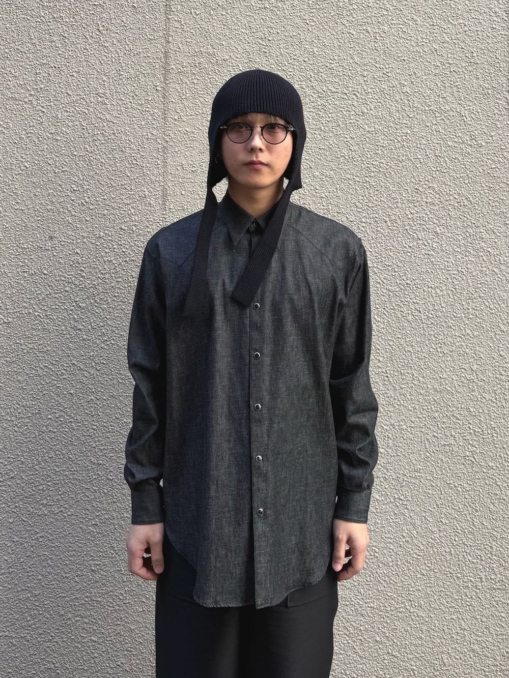 ブラック系のシャツ/ブラウス、ブラック系のその他パンツ、ブラック系のキャップを着用したメンズの冬コーディネートの2枚目の写真