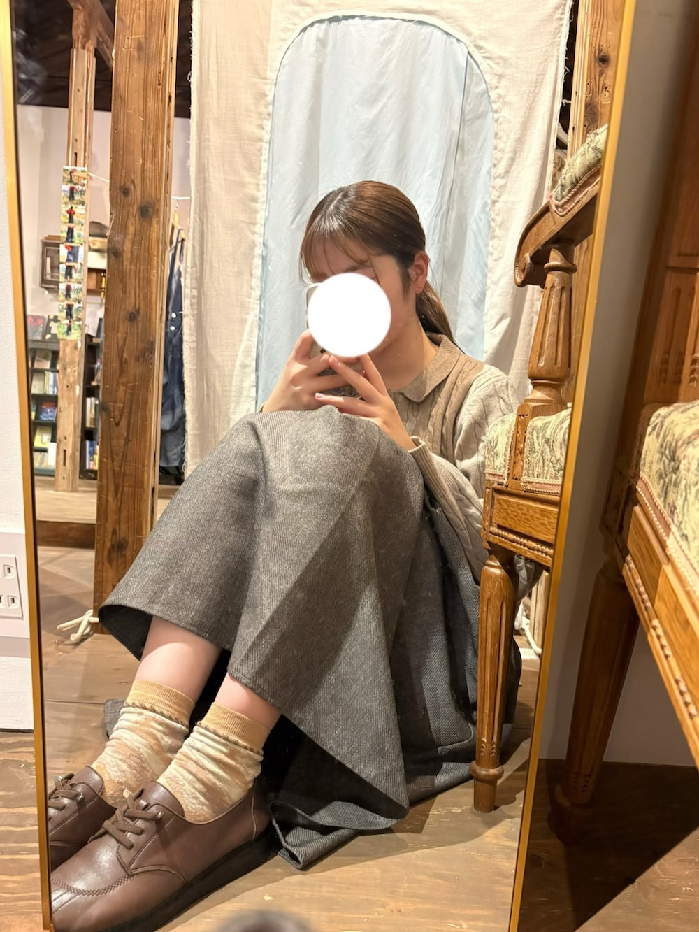 グレー系のスカート、ベージュ系のニット/セーターを着用したレディースの冬コーディネートの3枚目の写真