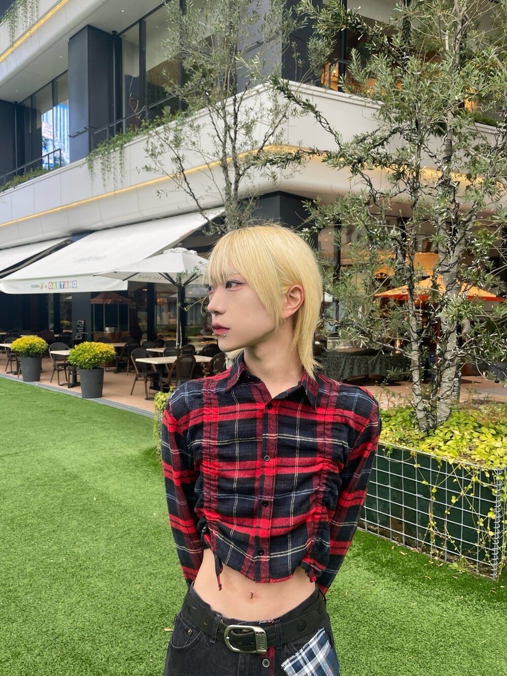 レッド系のポロシャツを着用したメンズの冬コーディネートの2枚目の写真