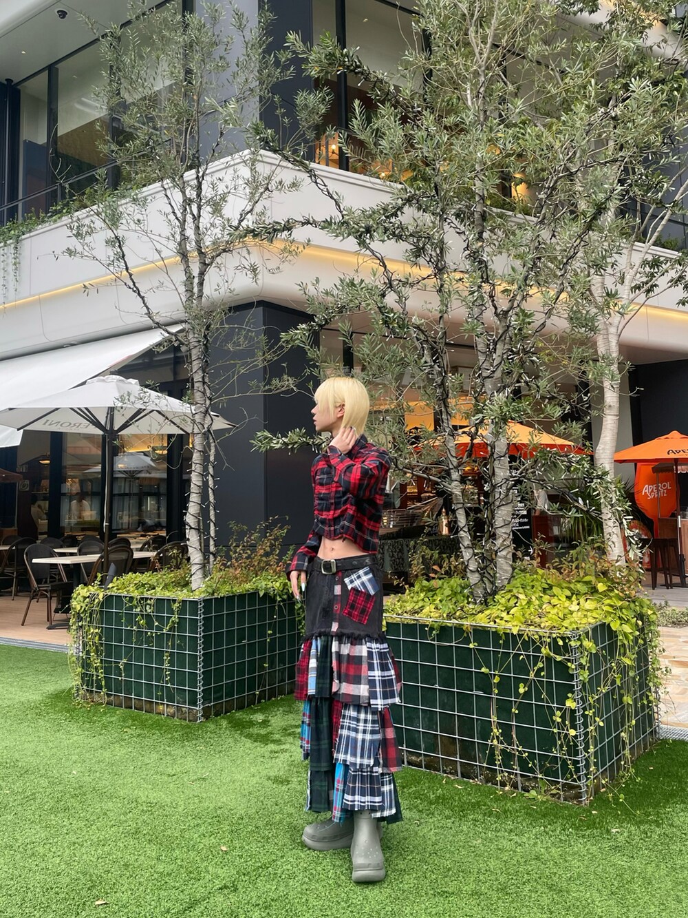 レッド系のポロシャツを着用したメンズの冬コーディネートの3枚目の写真