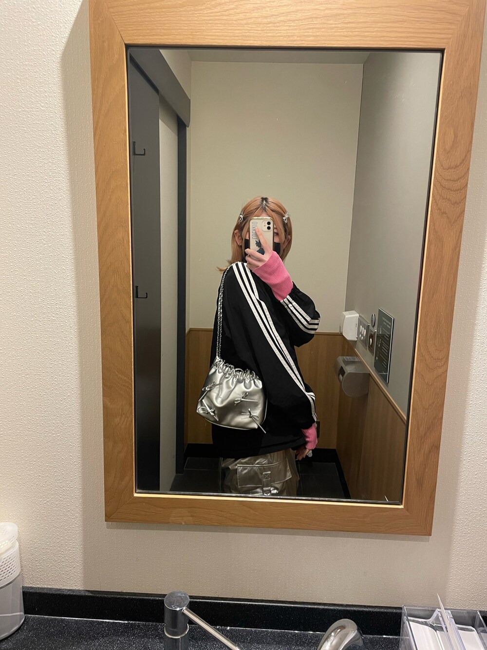 ブラック系のジャケット/アウター、ピンク系のニット/セーターを着用したレディースの春コーディネートの2枚目の写真