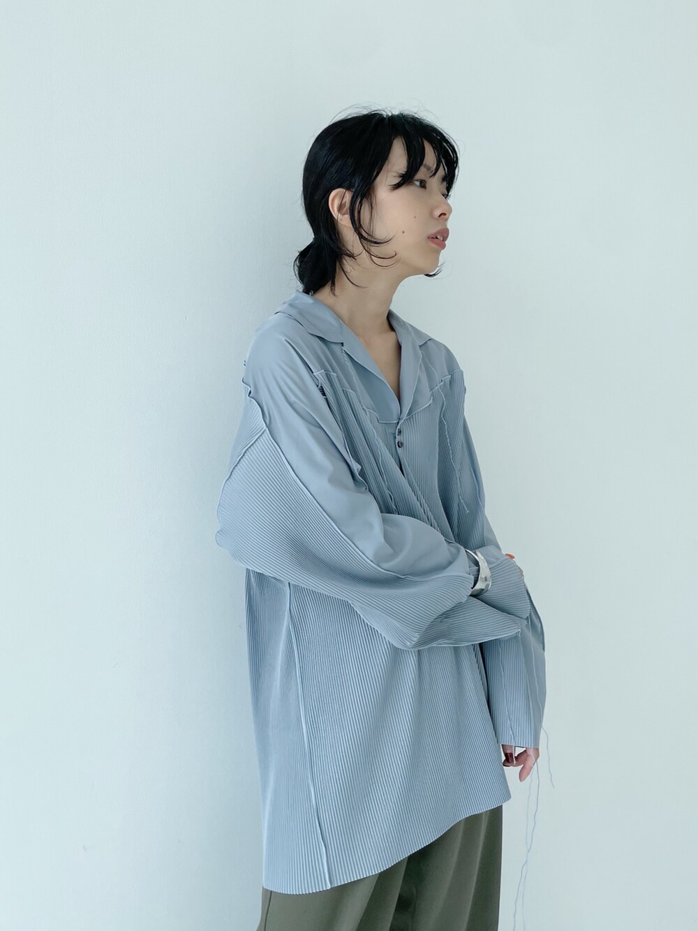 「kotohayokozawa、開襟シャツ、ブーツ、カラー×コーデ、カラーコーデ」｜「STUDIOUSの【STUDIOUS/ステュディオス】スクエアトゥブーツ（ブーツ、その他）」を使った、SHIHOさん（レディース・158cm）の夏コーディネートの6枚目の写真