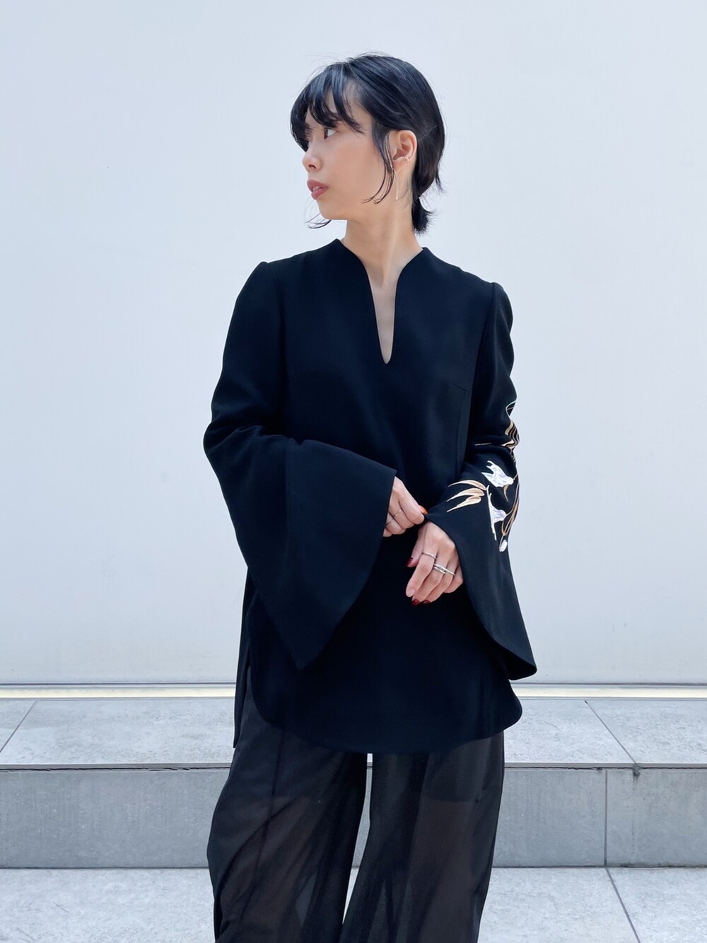 「ブラックコーデ、お呼ばれスタイル、およばれコーデ、mamekurogouchi、オケージョン」｜「STUDIOUSの【STUDIOUS/ステュディオス】レザーライクシアーパンツ（スラックス、ブラック系）」を使った、SHIHOさん（レディース・158cm）の夏コーディネートの5枚目の写真