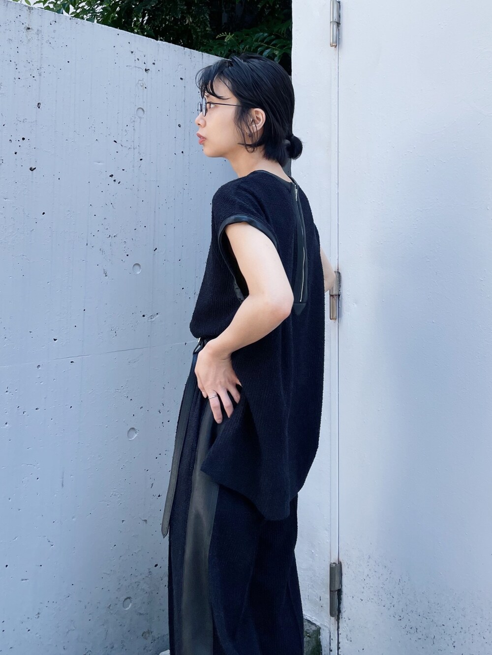 「STUDIOUS、セットアップ」｜「STUDIOUSの【STUDIOUS/ステュディオス】ツイードライクジャージーワイドパンツ】〈セットアップ対応〉（スラックス、ブラック系）」を使った、SHIHOさん（レディース・158cm）の春コーディネートの4枚目の写真