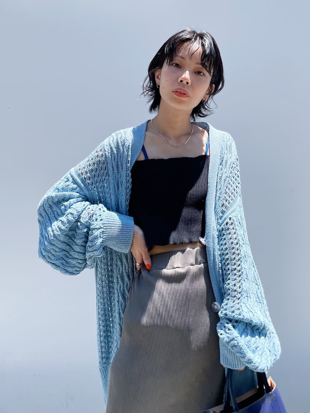 「kotohayokozawa、WRAPINKNOT、サマーニット、ユニセックス、オーバーサイズニット」｜「Courtney Orlaの【Courtney Orla/コートニーオーラ】CURVE TOTE s/トートバッグ（トートバッグ、ブルー系）」を使った、SHIHOさん（レディース・158cm）の夏コーディネートの3枚目の写真