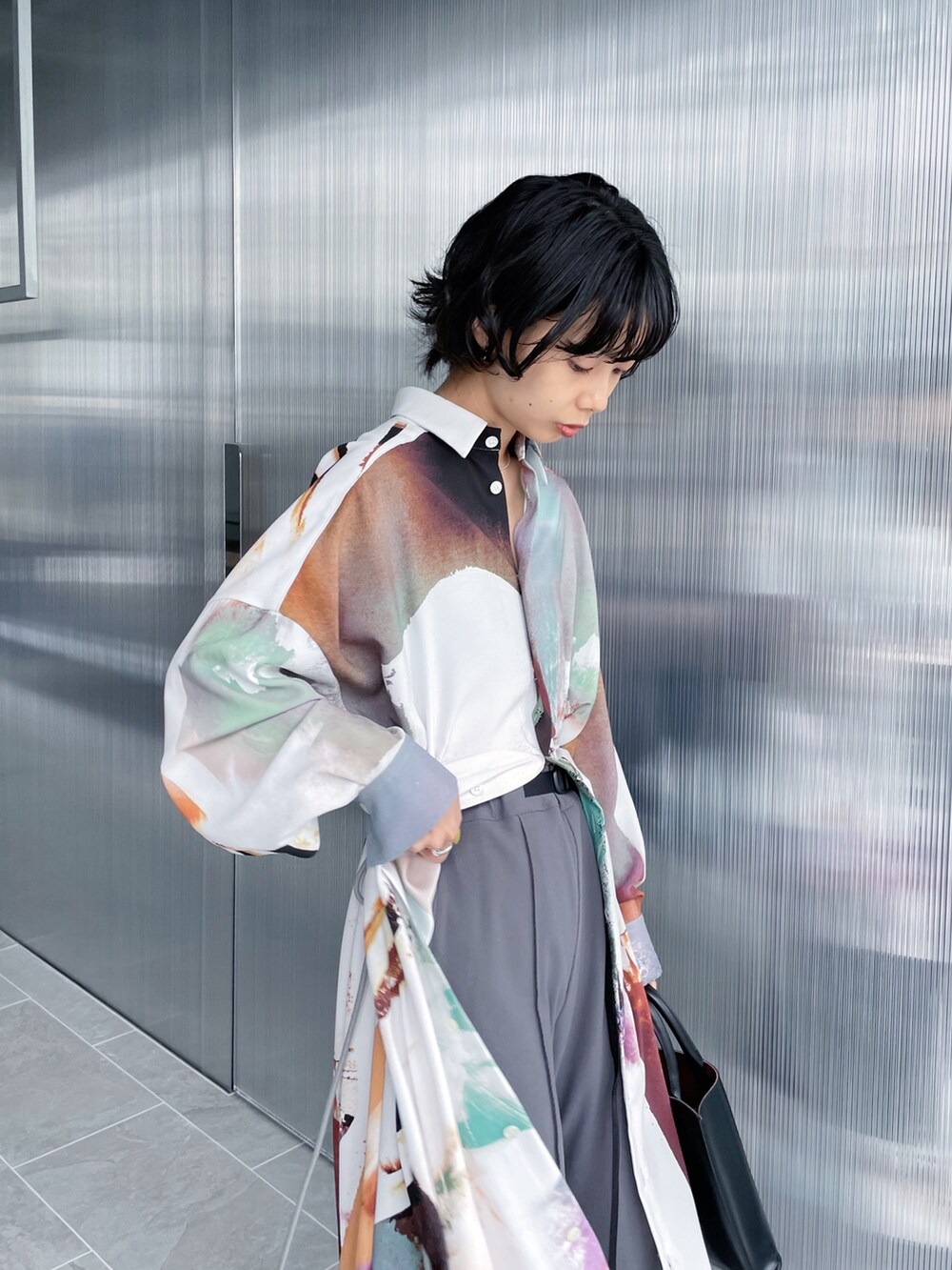 「Ujoh、courtney orla、レイヤードスタイル、ワンピーススタイル、ワンピース着回し」｜「Courtney Orlaの【Courtney Orla/コートニーオーラ】CURVE TOTE s/トートバッグ（トートバッグ、ブラック系）」を使った、SHIHOさん（レディース・158cm）の夏コーディネートの5枚目の写真