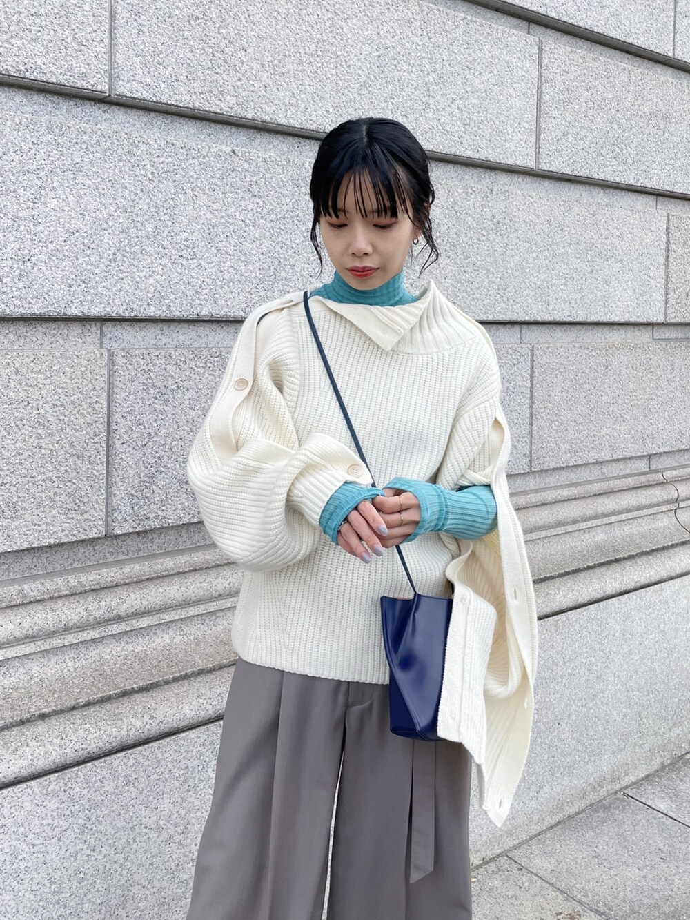 「レイヤードスタイル、ボタンニット、白ニット、beautiful people、IHNN」｜「STUDIOUSの【STUDIOUS/ステュディオス】スクエアトゥブーツ（ブーツ、ブラック系）」を使った、SHIHOさん（レディース・158cm）の冬コーディネートの5枚目の写真