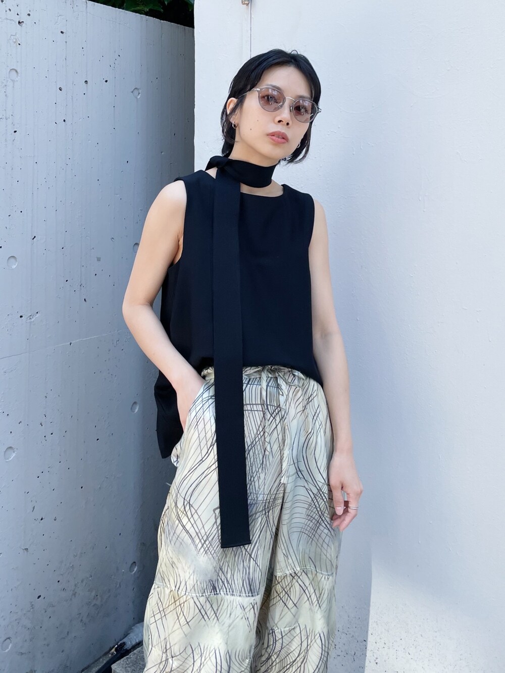 「WRAPINKNOT、IHNN、BLANC」｜「WRAPINKNOTの【WRAPINKNOT/ラッピンノット】《STUDIOUS別注》ノースリーブ2WAYトップス（Tシャツ/カットソー、ブラック系）」を使った、SHIHOさん（レディース・158cm）の春コーディネートの3枚目の写真