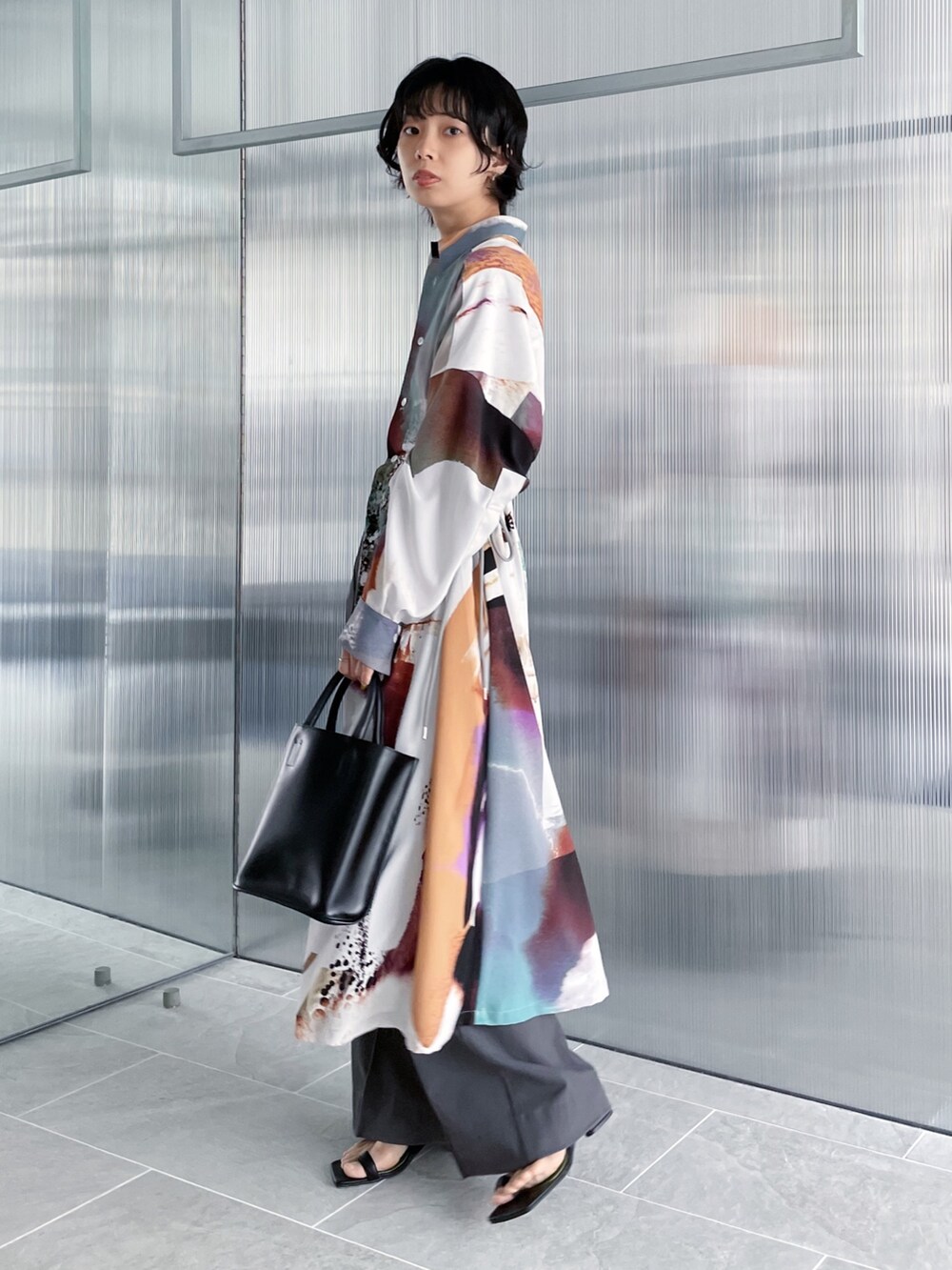 「Ujoh、courtney orla、レイヤードスタイル、ワンピーススタイル、ワンピース着回し」｜「Courtney Orlaの【Courtney Orla/コートニーオーラ】CURVE TOTE s/トートバッグ（トートバッグ、ブラック系）」を使った、SHIHOさん（レディース・158cm）の夏コーディネートの2枚目の写真