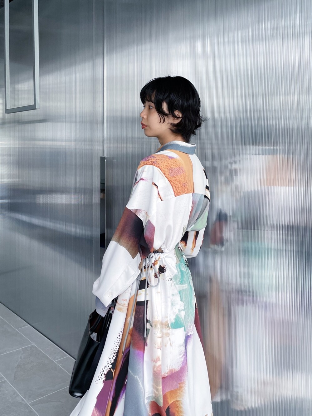 「Ujoh、courtney orla、レイヤードスタイル、ワンピーススタイル、ワンピース着回し」｜「Courtney Orlaの【Courtney Orla/コートニーオーラ】CURVE TOTE s/トートバッグ（トートバッグ、ブラック系）」を使った、SHIHOさん（レディース・158cm）の夏コーディネートの4枚目の写真