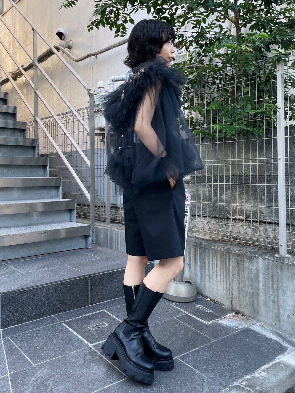 「VIVIANO、オールブラック、ブラックコーデ」｜「STUDIOUSの【STUDIOUS/ステュディオス】テーラードハーフパンツ（その他パンツ、ブラック系）」を使った、SHIHOさん（レディース・158cm）の夏コーディネートの5枚目の写真