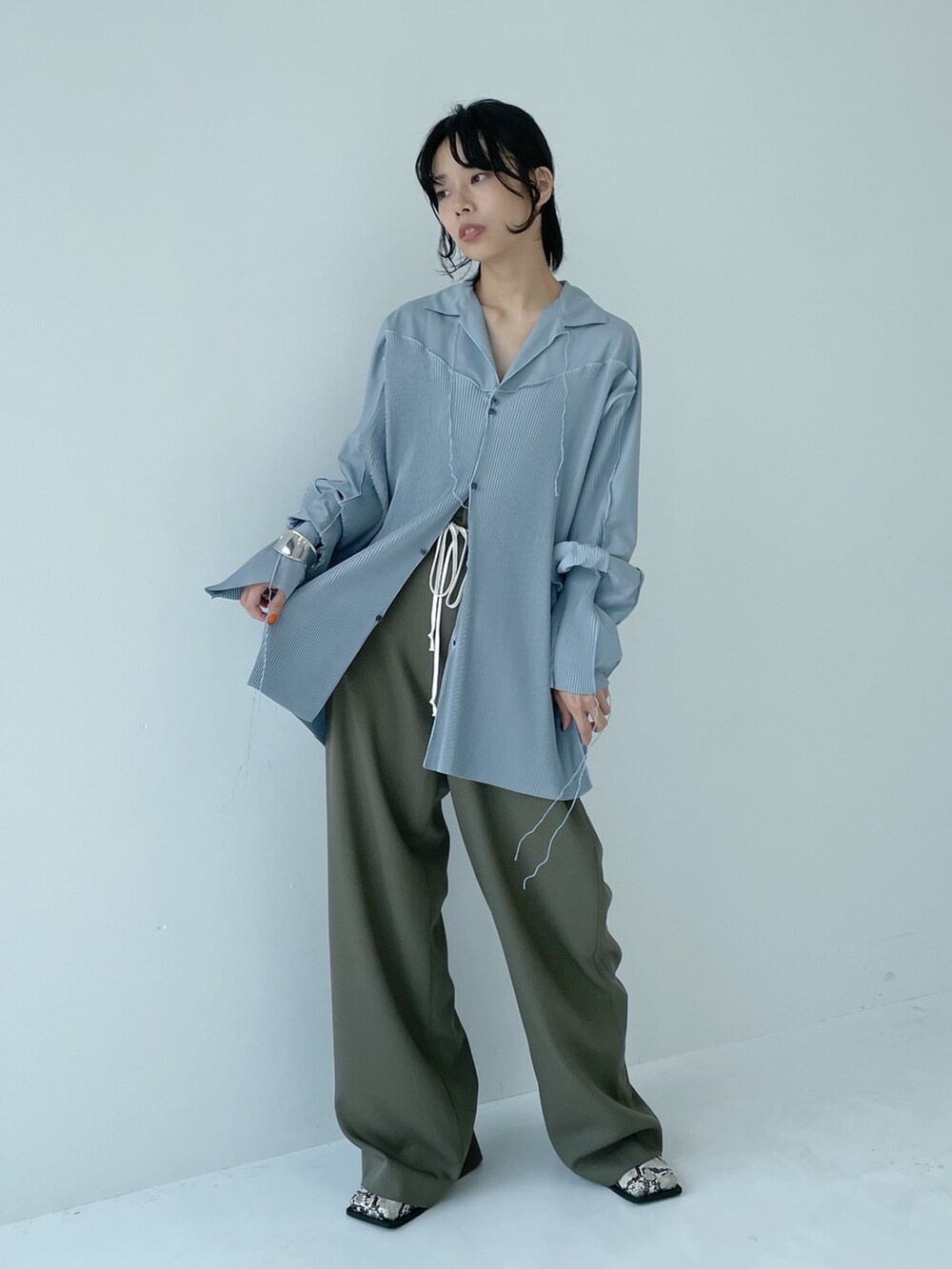 「kotohayokozawa、開襟シャツ、ブーツ、カラー×コーデ、カラーコーデ」｜「STUDIOUSの【STUDIOUS/ステュディオス】スクエアトゥブーツ（ブーツ、その他）」を使った、SHIHOさん（レディース・158cm）の夏コーディネートの5枚目の写真