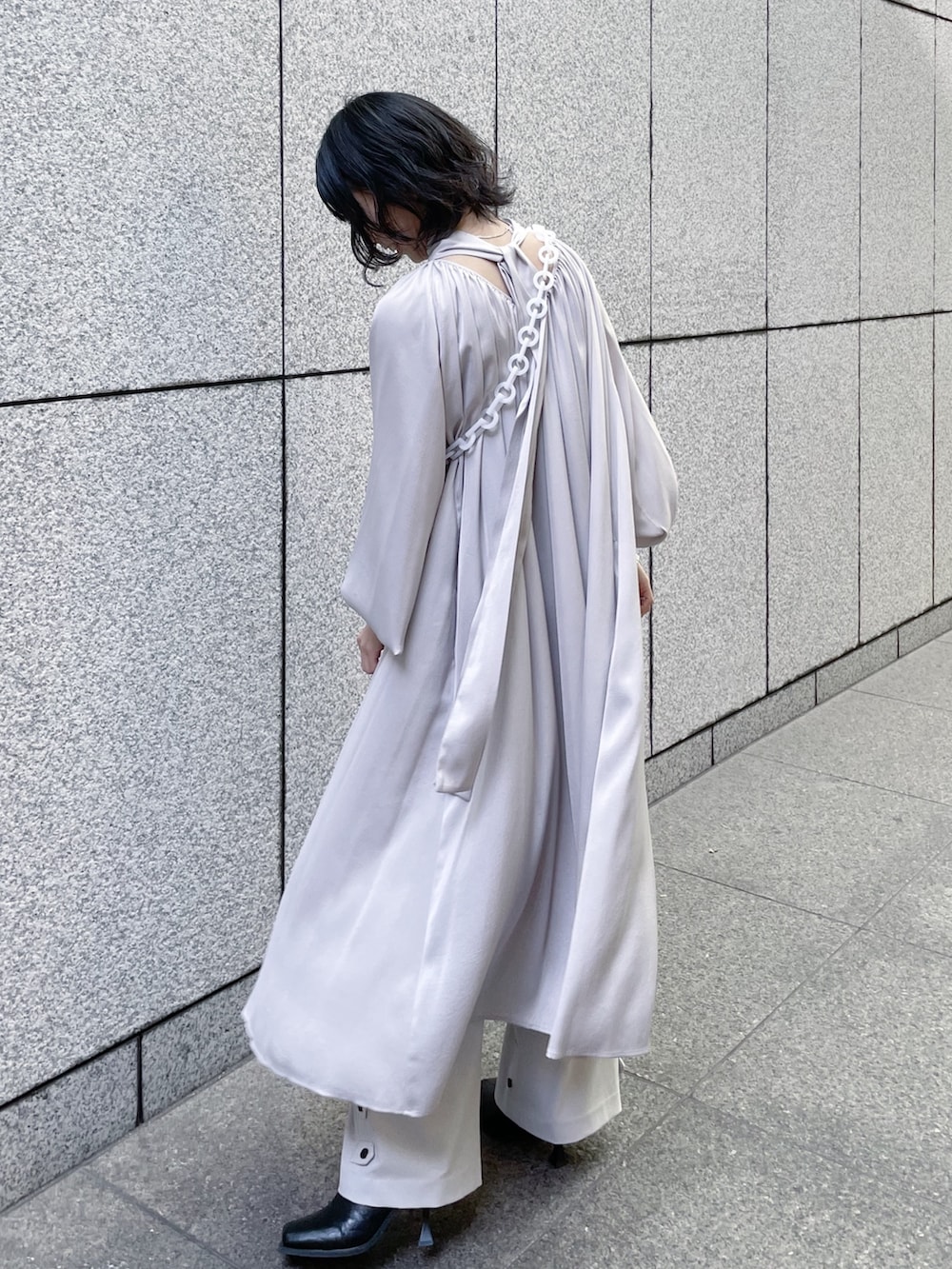 「ELIN、mamekurogouchi」｜「STUDIOUSの【ELIN/エリン)】《STUDIOUS別注》ボウタイドレス（ドレス、グレー系）」を使った、SHIHOさん（レディース・158cm）の冬コーディネートの2枚目の写真