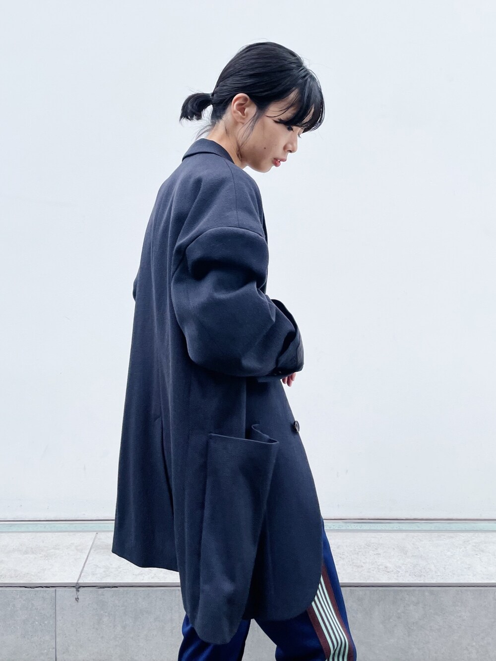 「NEEDLES、トラックパンツ、ジャケットスタイル、ジャケット、ジャケットコーデ、オーバーサイズ」｜「STUDIOUSの【STUDIOUS/ステュディオス】スクエアトゥブーツ（ブーツ、ブラック系）」を使った、SHIHOさん（レディース・158cm）の夏コーディネートの4枚目の写真