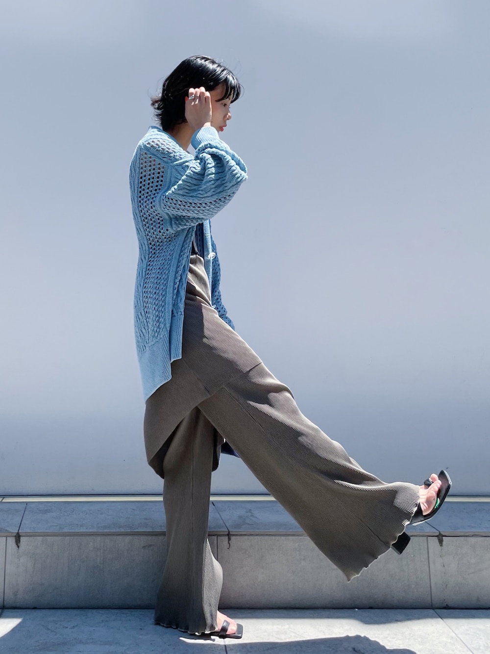 「kotohayokozawa、WRAPINKNOT、サマーニット、ユニセックス、オーバーサイズニット」｜「Courtney Orlaの【Courtney Orla/コートニーオーラ】CURVE TOTE s/トートバッグ（トートバッグ、ブルー系）」を使った、SHIHOさん（レディース・158cm）の夏コーディネートの2枚目の写真