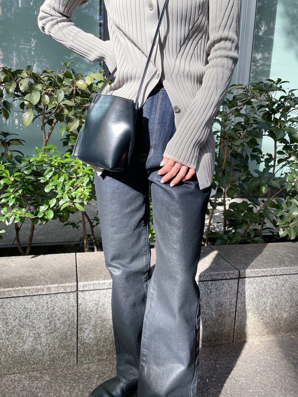 「AKIKOAOKI、mecre、カジュアルコーデ、カジュアル」｜「Courtney Orlaの【Courtney Orla/(コートニーオーラ)】SLOPE TOTE MINI/スロープトートミニ（ショルダーバッグ、ブラック系）」を使った、SHIHOさん（レディース・158cm）の冬コーディネートの2枚目の写真