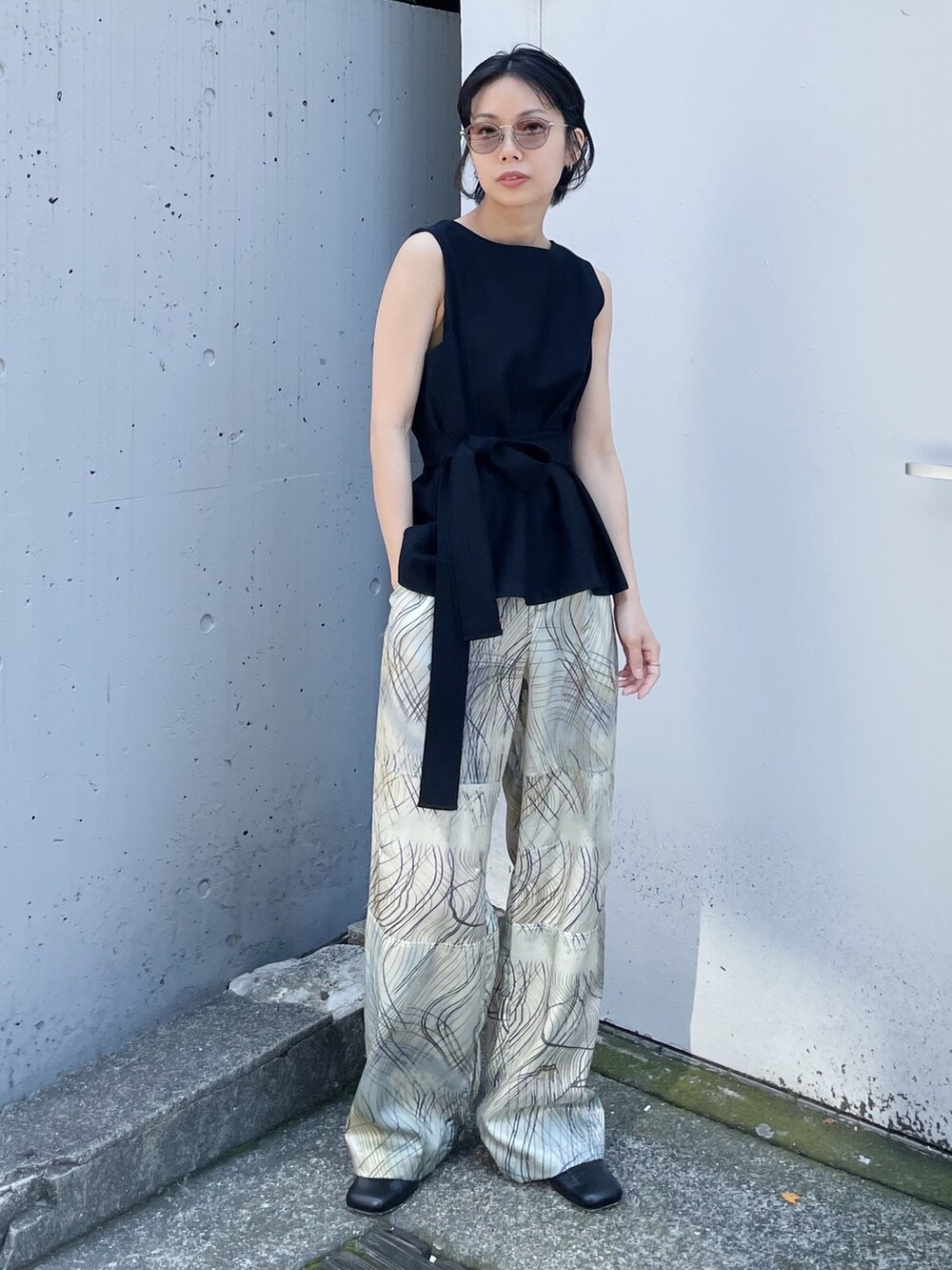 「WRAPINKNOT、IHNN、BLANC」｜「WRAPINKNOTの【WRAPINKNOT/ラッピンノット】《STUDIOUS別注》ノースリーブ2WAYトップス（Tシャツ/カットソー、ブラック系）」を使った、SHIHOさん（レディース・158cm）の春コーディネートの4枚目の写真