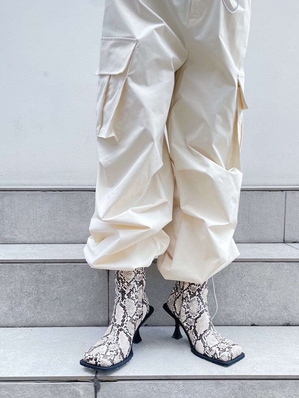 「AKIKOAOKI、パラシュートパンツ」｜「AKIKOAOKIの【AKIKOAOKI/アキコアオキ】パフスリーブブラウス（シャツ/ブラウス、ベージュ系）」を使った、SHIHOさん（レディース・158cm）の夏コーディネートの5枚目の写真