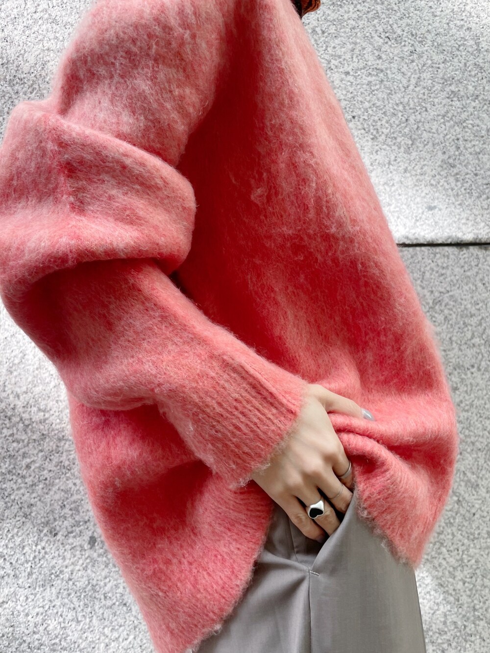「knuthmarf、モヘアニット、カラーニット」｜「Knuth Marfの【Knuth Marf/クヌースマーフ】《STUDIOUS別注》Uneck knit pullover/Uネックニットプルオーバー（ニット/セーター、ピンク系）」を使った、SHIHOさん（レディース・158cm）の冬コーディネートの3枚目の写真