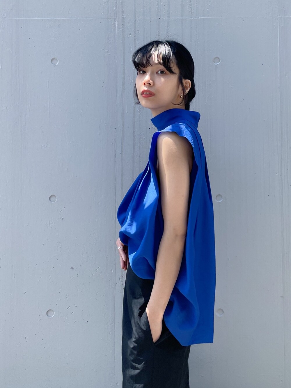 「STUDIOUS、AKIKOAOKI、Purpred」｜「STUDIOUSの【STUDIOUS/ステュディオス】プリミティブシアーハイネックブラウス（シャツ/ブラウス、ブルー系）」を使った、SHIHOさん（レディース・158cm）の春コーディネートの4枚目の写真